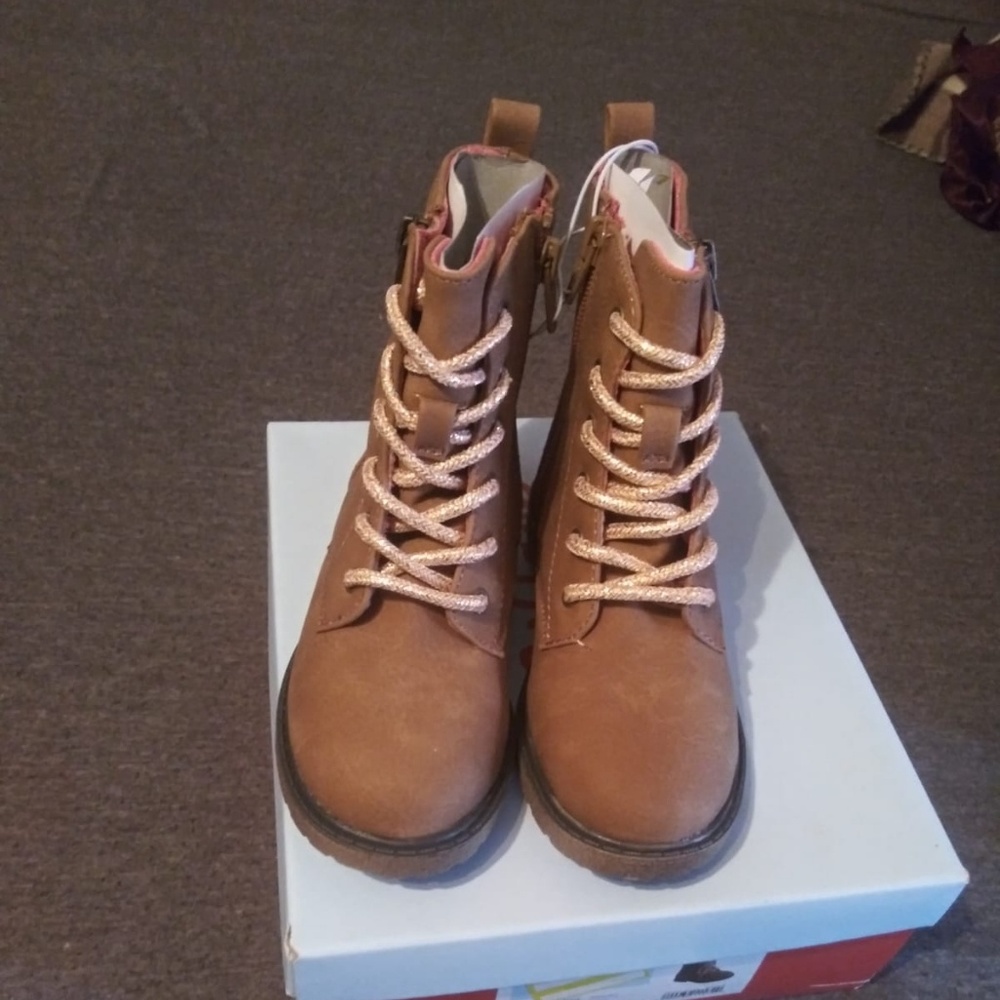 I am selling a boots for kids in size 10